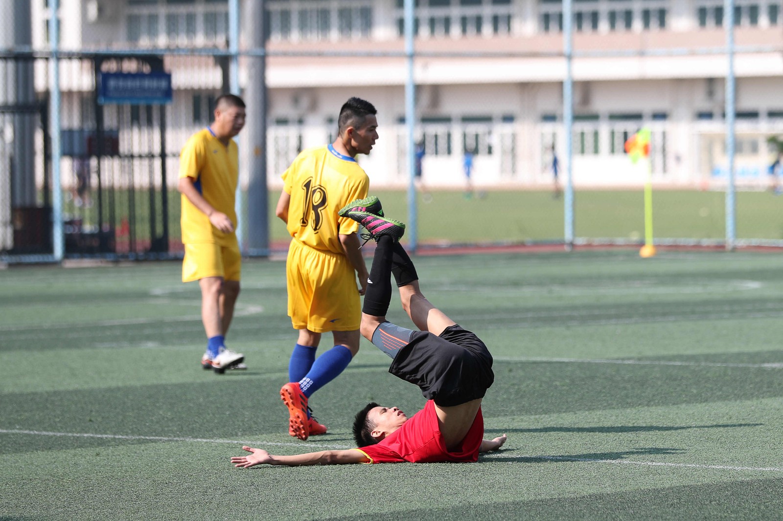 一場激烈的足球比賽紀實