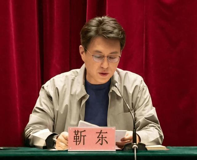 演員靳東的生平簡介與職業(yè)生涯回顧