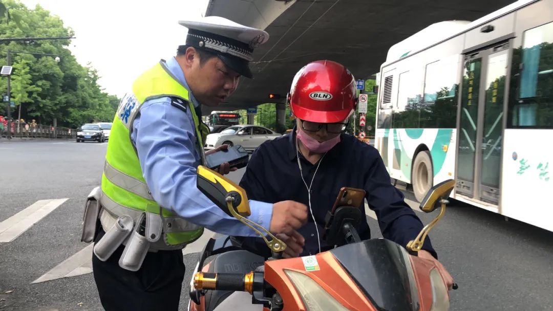 杭州交警最新動態(tài)，探討與觀點分析