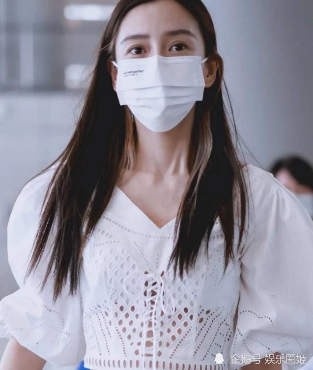 楊穎機(jī)場(chǎng)最新瞬間，閃耀與私下的風(fēng)采