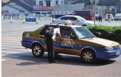 竹山出租車最新動(dòng)態(tài)與小巷特色小店揭秘