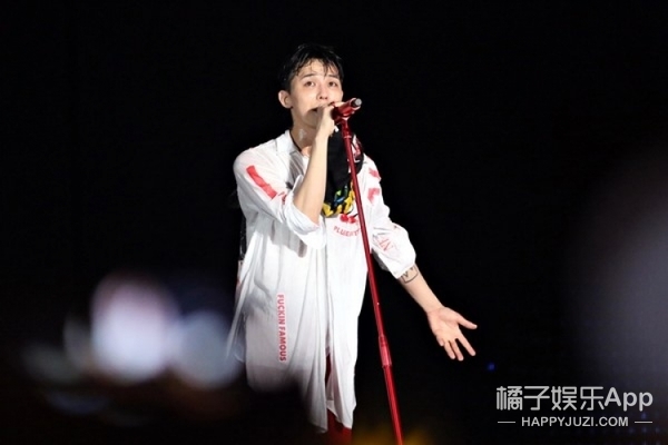 權(quán)志龍最新演唱會音樂盛宴震撼再現(xiàn)，現(xiàn)場視頻火熱來襲！